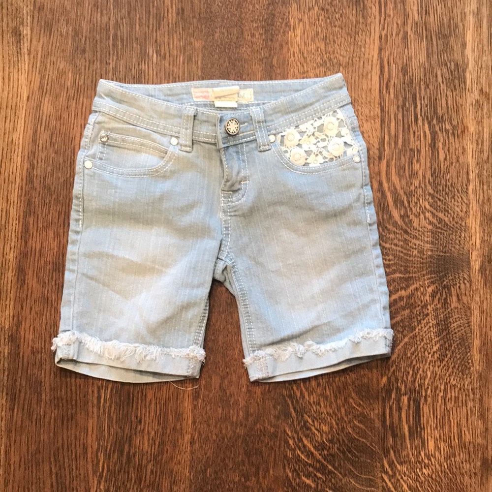 Light jean shorts!